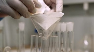 Bilim adamları laboratuarda toprak örneklerini inceliyor. Yakın plan..