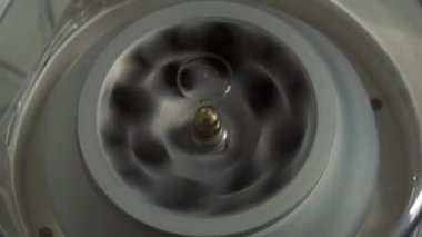 Mikrobiyoloji laboratuvarı santrifüjü. Yakın plan..