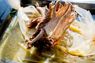 Ördek kemikleri, yemekten arta kalanlar. Yakın plan..