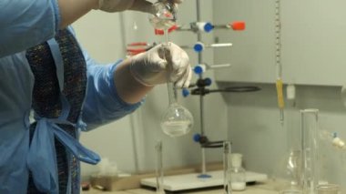 Bilim adamları laboratuvarda kimyasal deneyler yapıyorlar. Laboratuvar araştırması. Yakın plan..