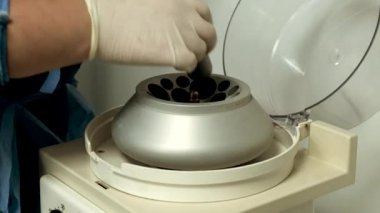Mikrobiyoloji laboratuvarı santrifüjü. Yakın plan..