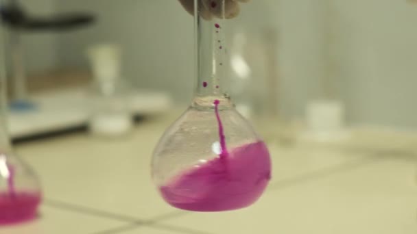 Ученый Проводит Эксперимент Розовой Жидкости Лаборатории Лабораторные Исследования Крупный План — стоковое видео