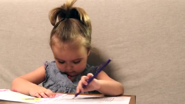 Komik Küçük Kız Evde Çizim Yapıyor — Stok video