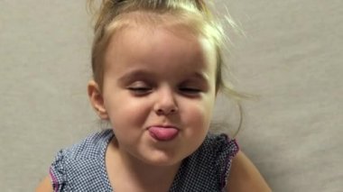 Dilini gösteren oyuncu bir çocuk. Kapat..