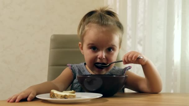 Menina Pré Escolar Sentado Uma Mesa Come Sopa Close — Vídeo de Stock