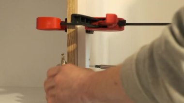 Mutfak mobilyası kurulumu. Tornavidayı kapat..