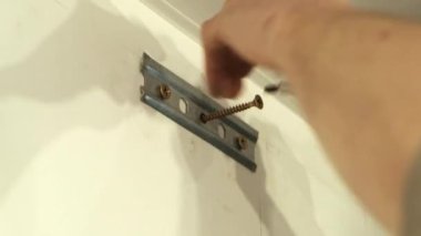 Duvara monte edilmiş bir deliğe vidala. Yakın plan..