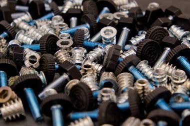 Ahşap mobilya montajı için bir grup ekipman. Geçmişi. Seçici odak.