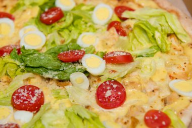 Açık mavi arka planda, karton kutunun içindeki lezzetli sıcak pizzayı kapat. Seçici odak.