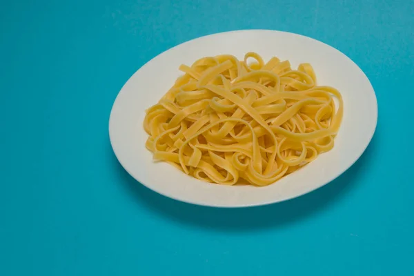 Pâtes Spaghetti Sur Une Assiette Blanche Sur Fond Bleu — Photo