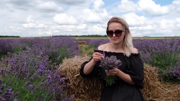 Jonge Blanke Vrouw Maakt Een Handgemaakte Decoratie Van Lavendelbloemen Een — Stockvideo