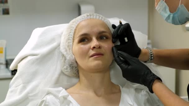 Beautician Preparing Woman Face Needle Therapy Treatment Close Slow Motion — Vídeos de Stock