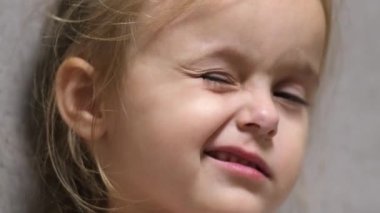 Komik suratlar yapan küçük bir kızın yüzü. Kapat..