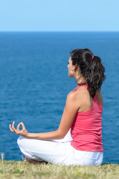 Zen yoga och havet — Stockfoto