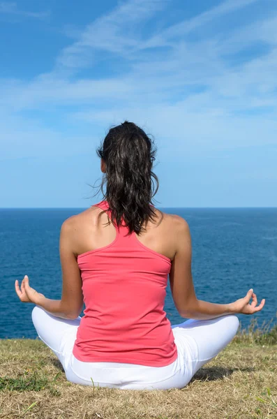 Yoga, meditasyon ve deniz — Stok fotoğraf