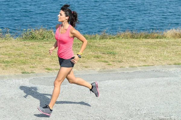 Donna che corre veloce in estate — Foto Stock