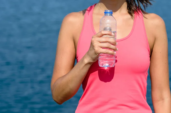 Holding water in front of sea — Stock Photo, Image