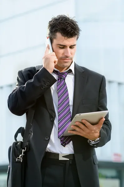 Geschäftsmann mit Telefon und Tablet — Stockfoto