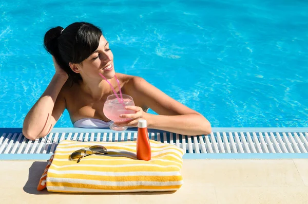 Relajarse piscina de verano — Foto de Stock