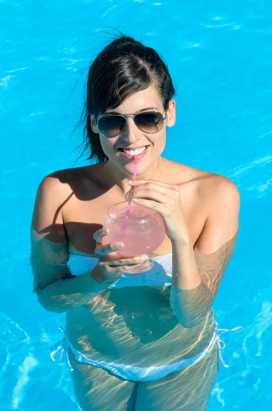 Summer cocktail in pool — Stock Photo, Image