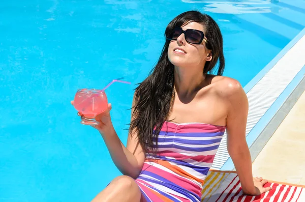 Drinking refreshment at poolside — Stock Photo, Image