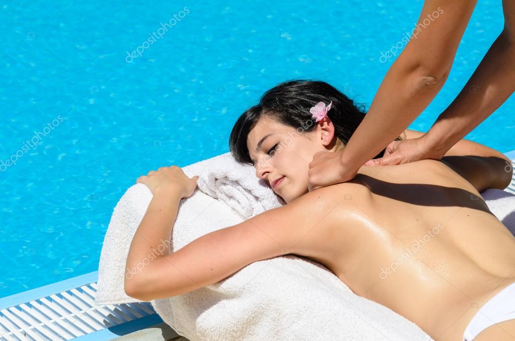 Две смуглые красавицы хотят сладенького секса и массажа у бассейна