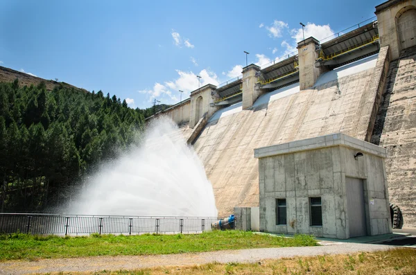 Dam water verspreiden — Stockfoto