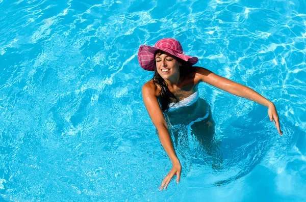 Verspielte Dame im Pool — Stockfoto