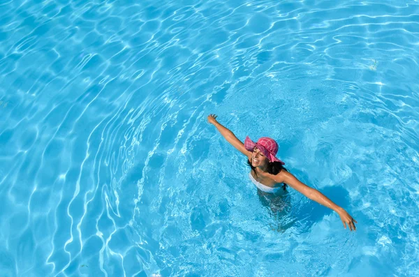 Lekfull dam i pool — Stockfoto