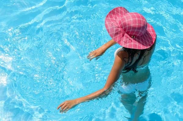 Mujer juguetón en piscina — Stockfoto