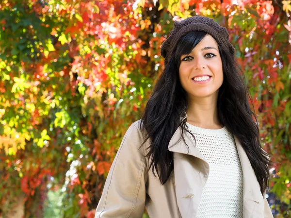 Nette Frau im Herbst — Stockfoto