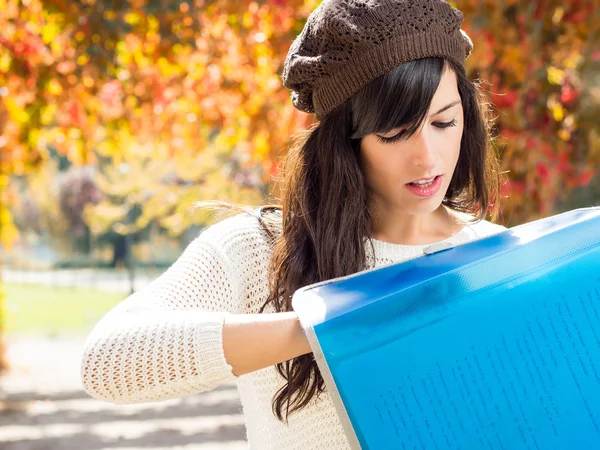 Mujer estudiante búsqueda — Foto de Stock