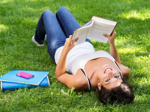 Jovem menina relaxante leitura livro — Fotografia de Stock