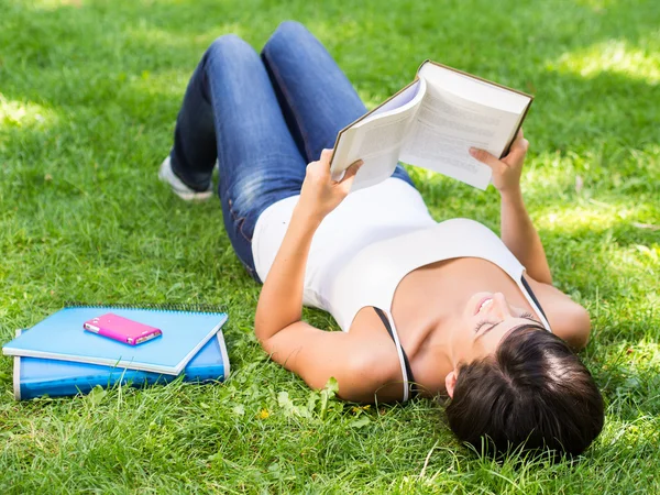 Estudante leitura ao ar livre — Fotografia de Stock