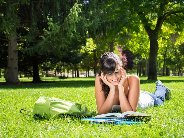 Leren en glimlachend tiener — Stockfoto