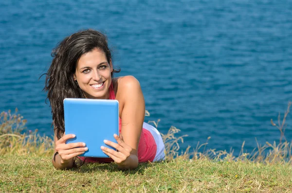 Donna con tablet in vacanza in estate — Foto Stock