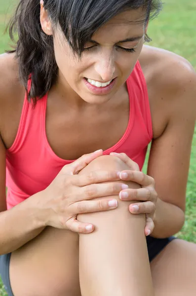 Mulher sofrendo dor no joelho — Fotografia de Stock