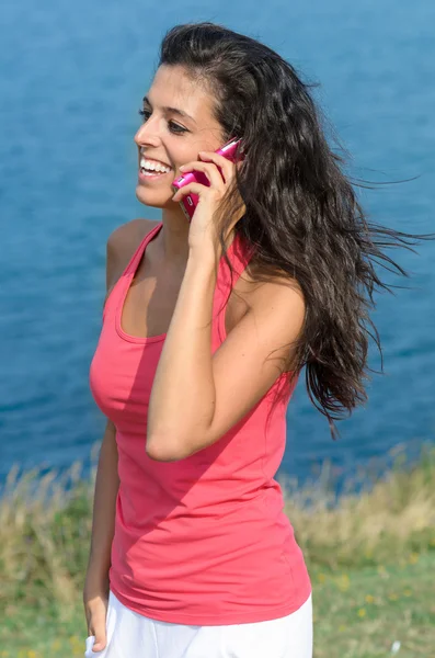 Walking and using phone in summer — Stock Photo, Image