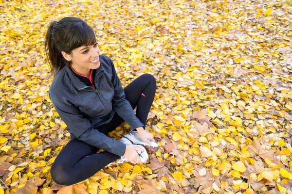 Girl stretching legs in autumn — Stock Photo, Image