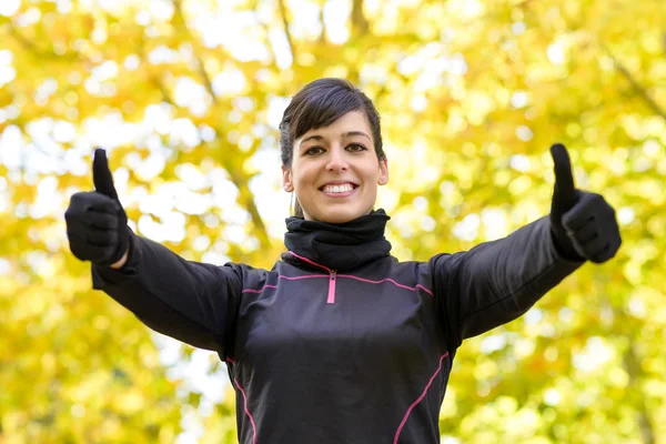 Erfolgssportlerin mit erhobenem Daumen — Stockfoto