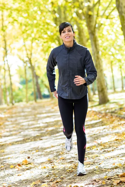 Mujer corriendo alegre afuera —  Fotos de Stock