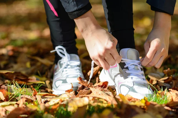 Tying laces for running — Stock Photo, Image