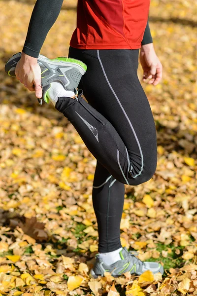 Sport en een gezonde levensstijl die zich uitstrekt beenstrekkers — Stockfoto