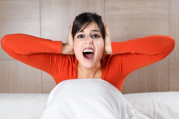 Mujer gritando noche — Foto de Stock