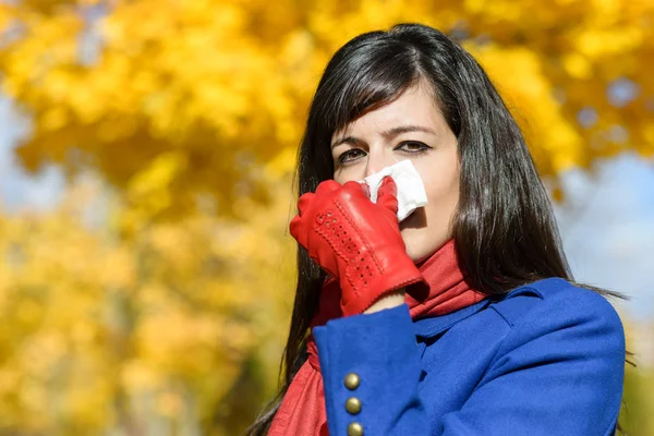 Женщина с гриппом и холодом на открытом воздухе — стоковое фото