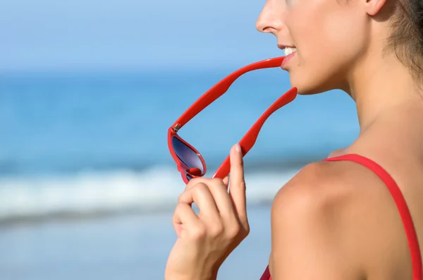 Zomer in het concept van het strand en vakantie met mooie vrouw — Stockfoto