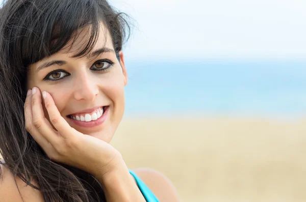 Bonito rosto encantador feminino e sorriso no verão — Fotografia de Stock