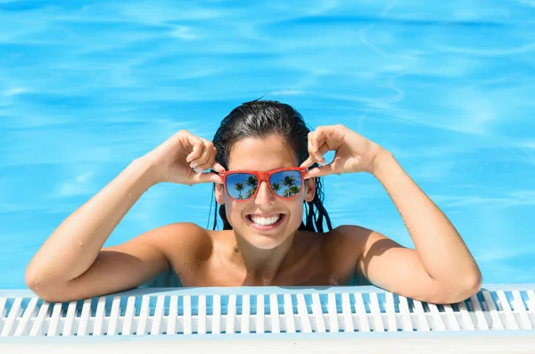 Mujer en alberca fotos de stock, imágenes de Mujer en alberca sin royalties  | Depositphotos