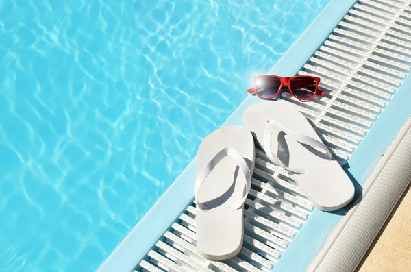 Hot sun summer concept at pool — Stock Photo, Image