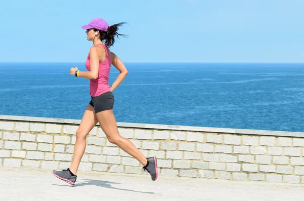 Sportlerin läuft im Urlaub — Stockfoto